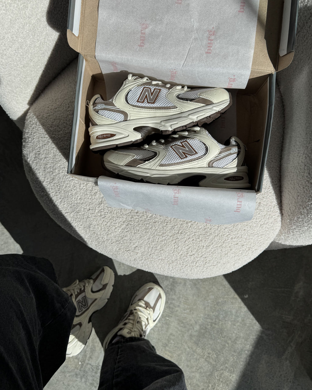 Tênis NB 530 Off White com Marrom
