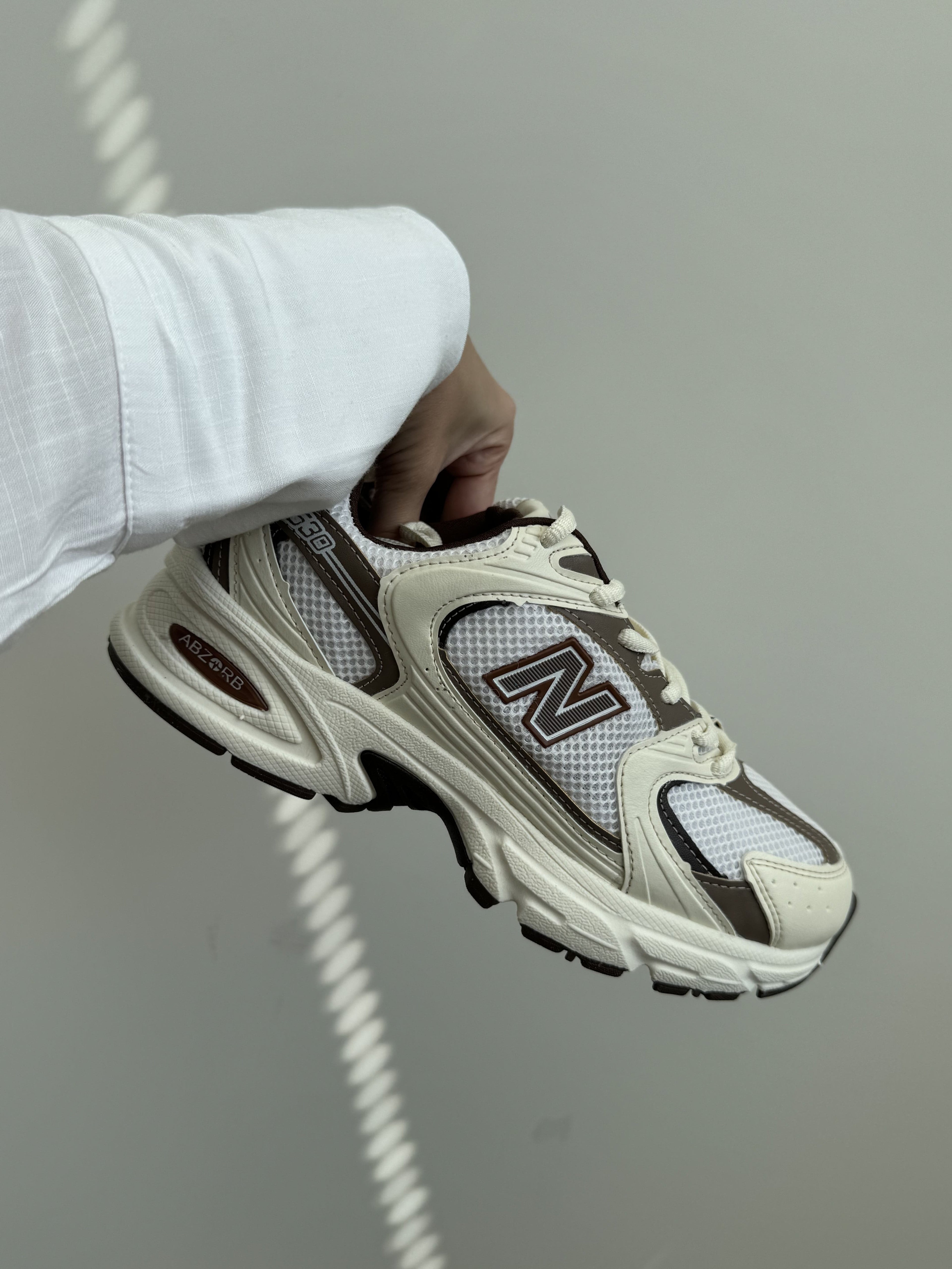 Tênis NB 530 Off White com Marrom