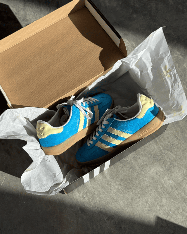 Tênis Gazelle Indoor Azul Manteiga em Camurça Atoalhada