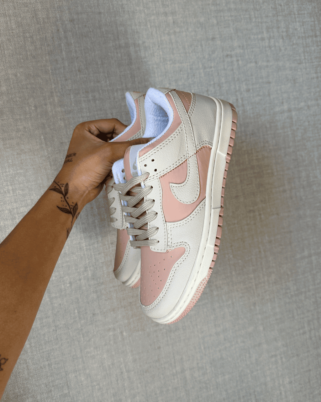 Tênis Dunk Off White e Rosa com Cardaços Extras