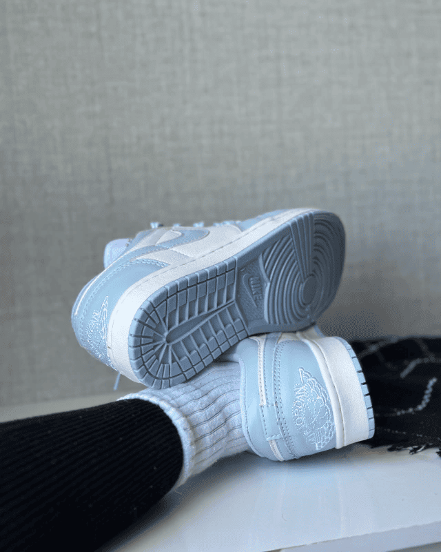 Tênis Jordan Low Azul Baby com Duas Opções de Cadarço