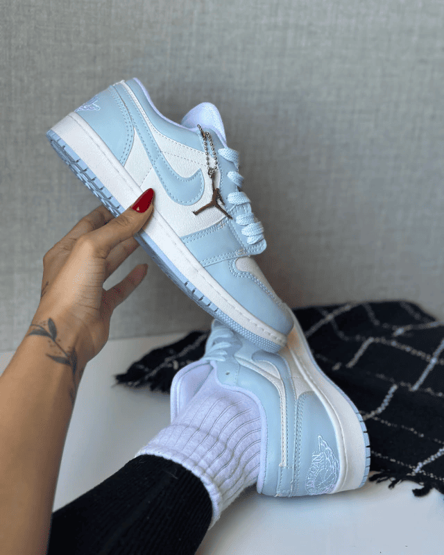 Tênis Jordan Low Azul Baby com Duas Opções de Cadarço