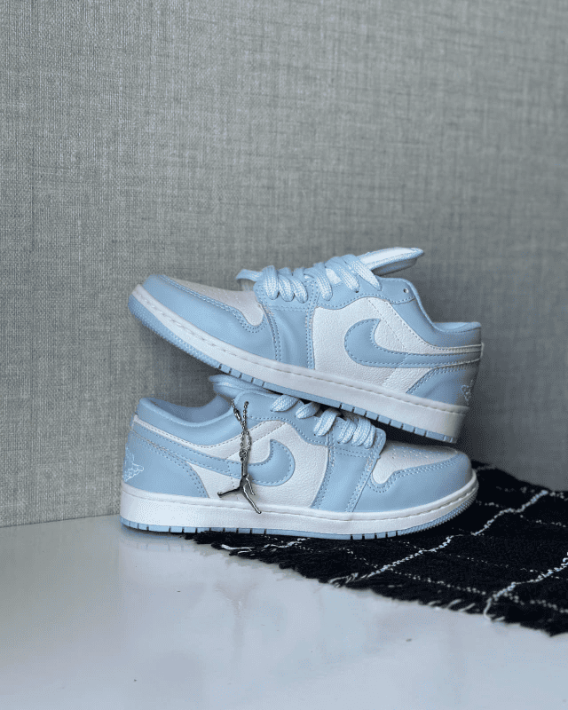 Tênis Jordan Low Azul Baby com Duas Opções de Cadarço
