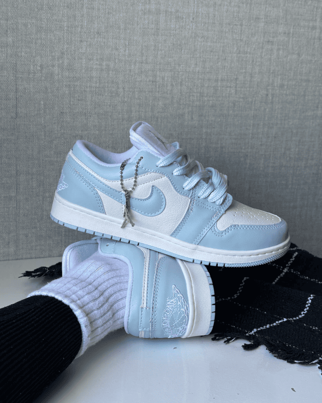Tênis Jordan Low Azul Baby com Duas Opções de Cadarço