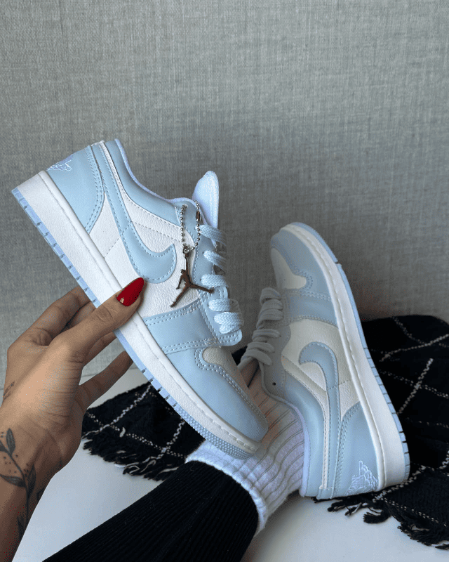 Tênis Jordan Low Azul Baby com Duas Opções de Cadarço