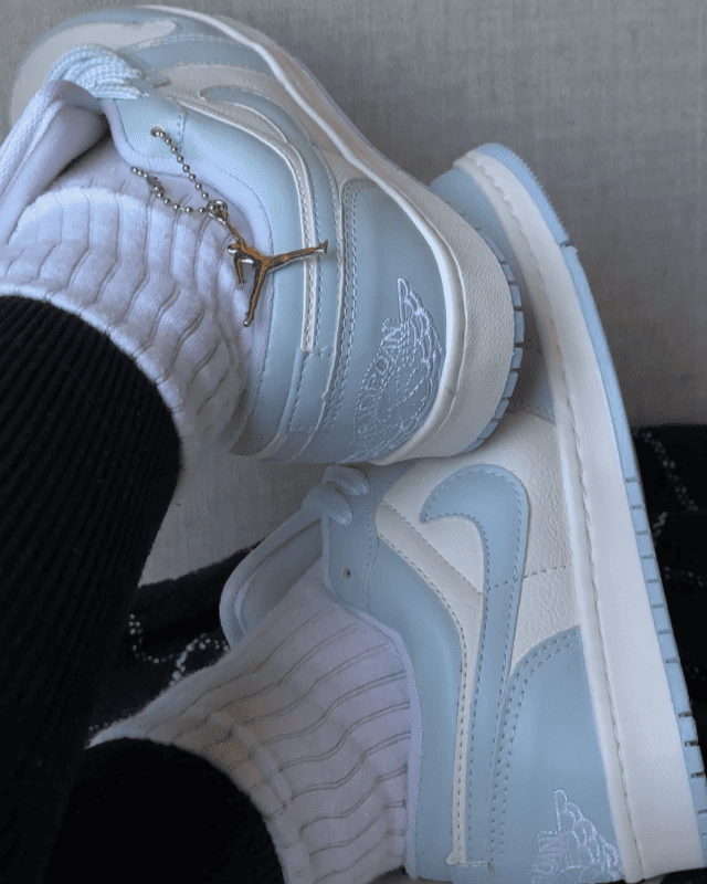 Tênis Jordan Low Azul Baby com Duas Opções de Cadarço