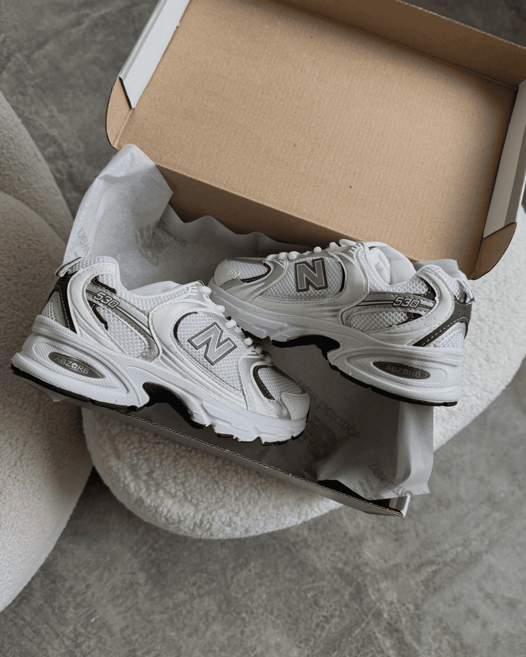 Tênis NB 530 Off White com Cinza