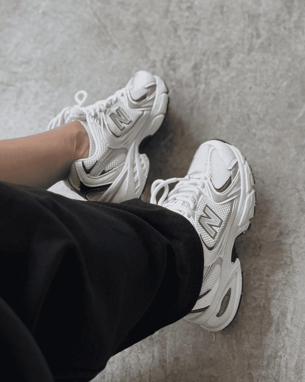 Tênis NB 530 Off White com Cinza
