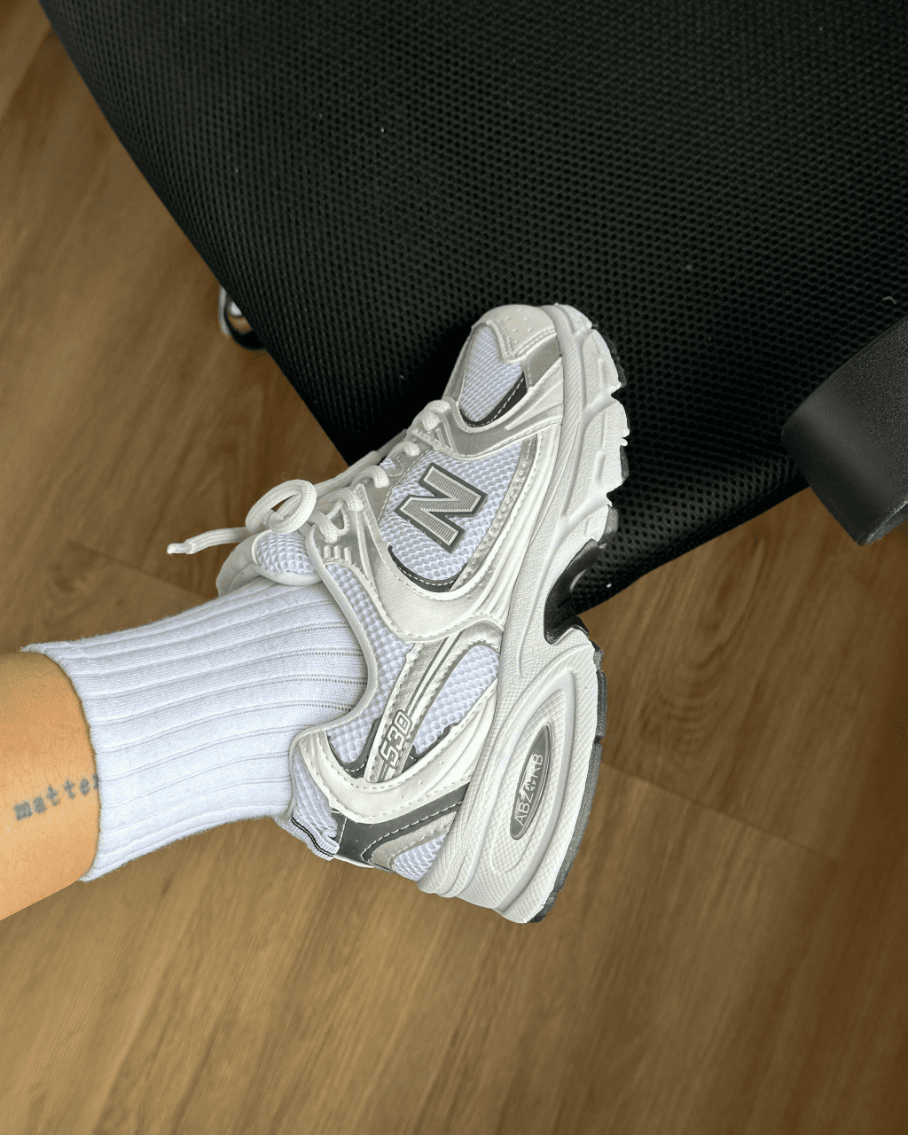 Tênis NB 530 Off White com Cinza