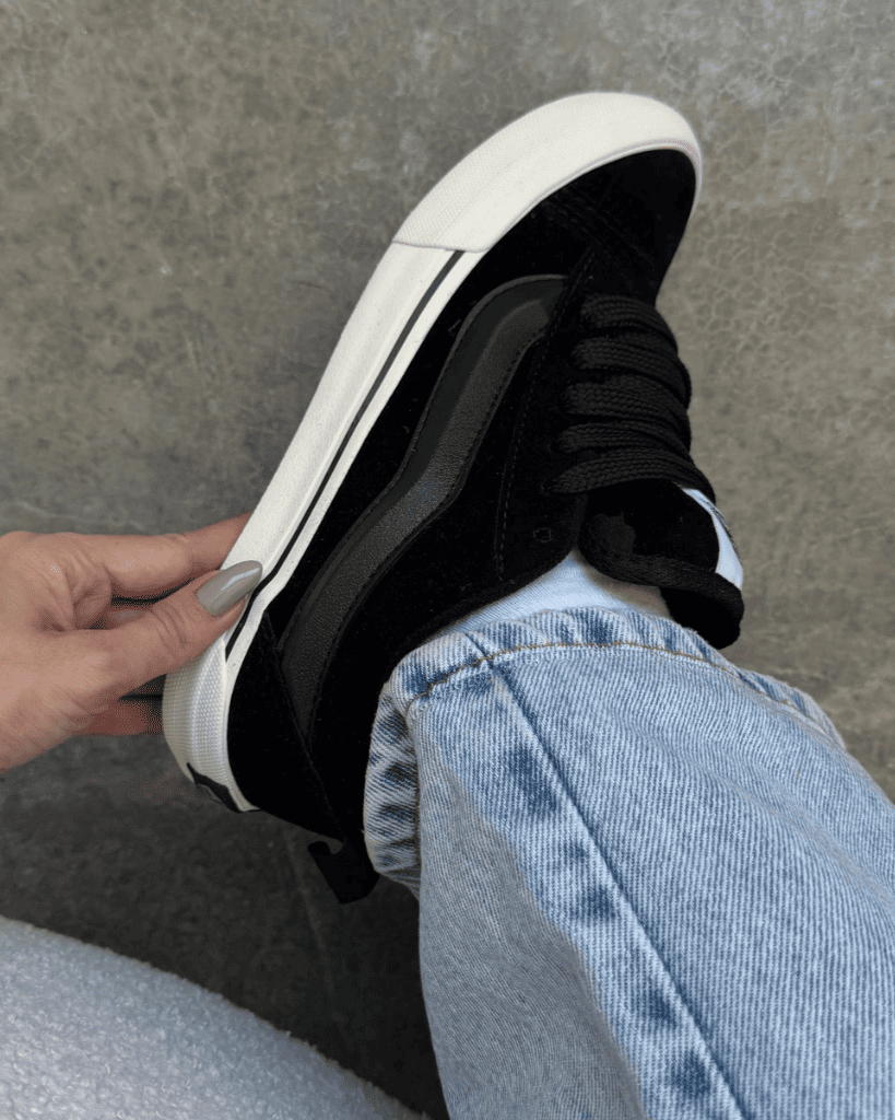 Tênis Vans Unissex com Cadarço Largo e Solado Waffle